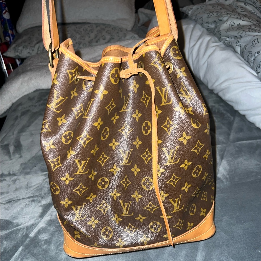 Beautiful vintage bucket bag